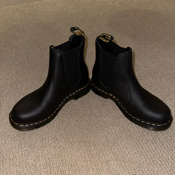 NEW Dr. Martens Women’s Size 8 - CHELSEA BOOT. - Picture 2 of 6